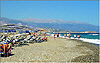 Platanias (Rethymnon): Blick den Strand entlang nach Rethymnon